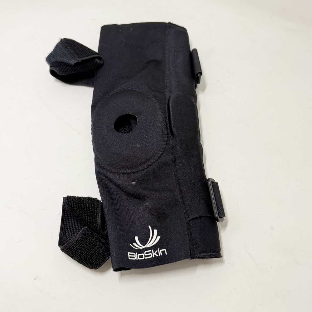 BIOSKIN 7339 Patella Stabilizer With Conforma Hinge Black Neoprene Size M